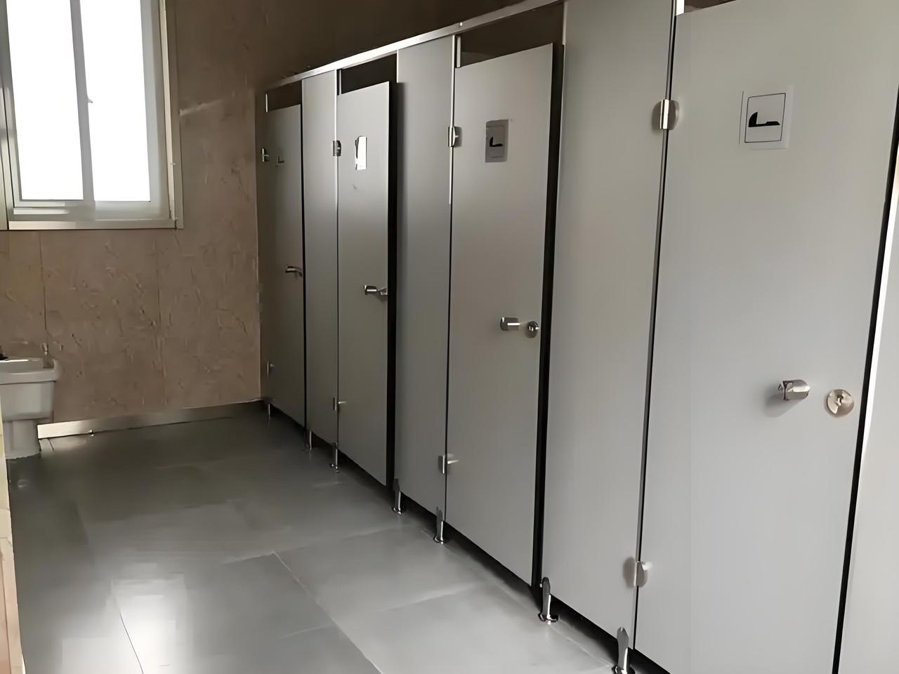 我们公司每层有两厕所，东西两边各一个，我在4层办公。最近一段时间我发现：东边厕所