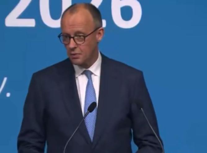 德国总理默茨今天在接受采访时说：“美国有3亿人口，而世界人口有80亿。77亿人不