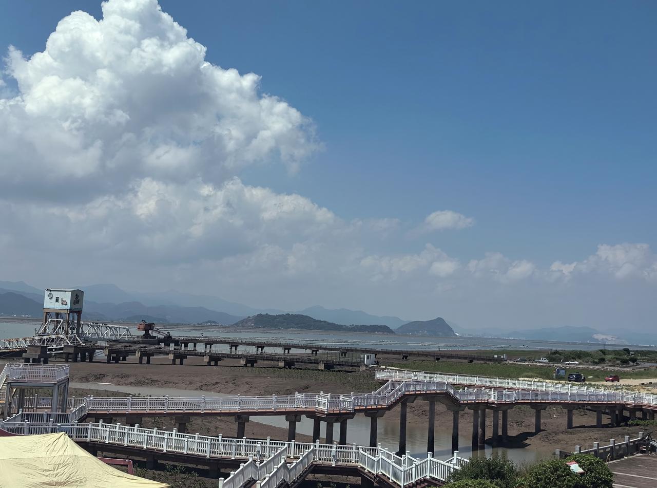 【热评】堵不住的执念
你经历过最长的高速堵车是多久 深圳车主开15小时没出广东