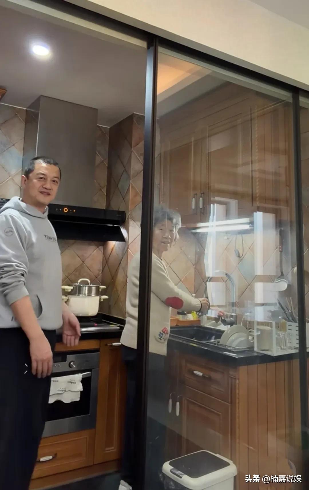 真好啊！儿子不论多大，在妈妈面前永远是孩子。
妈妈在，就永远有一个幸福的港湾会温