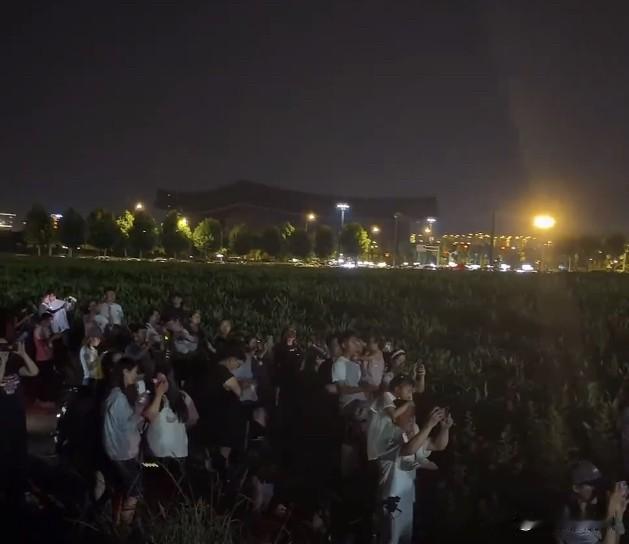 怪不得“薛之谦”能一直火，
他在得知，
粉丝去玉米地蹭他演唱会后，
在评论区回复