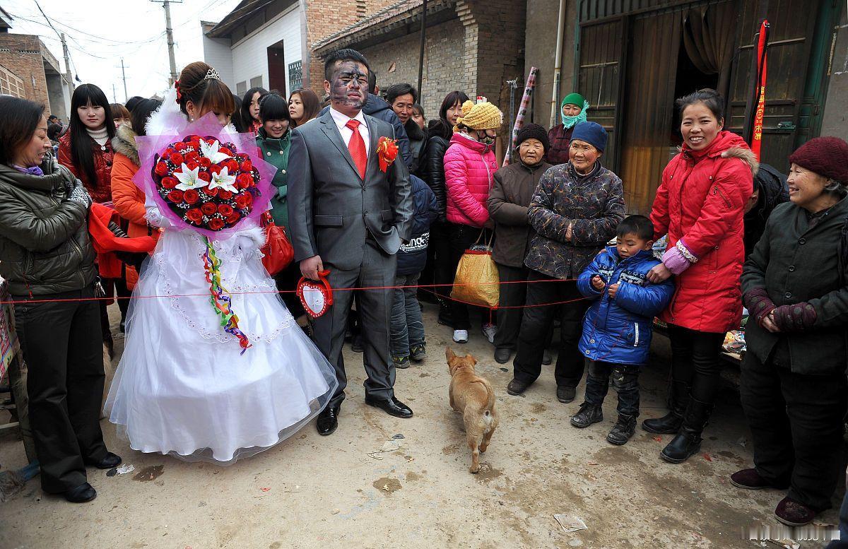 11月5日，河北香河县一对新人婚车遭胡某某等6人以“道喜”为名拦截，索要9条香烟
