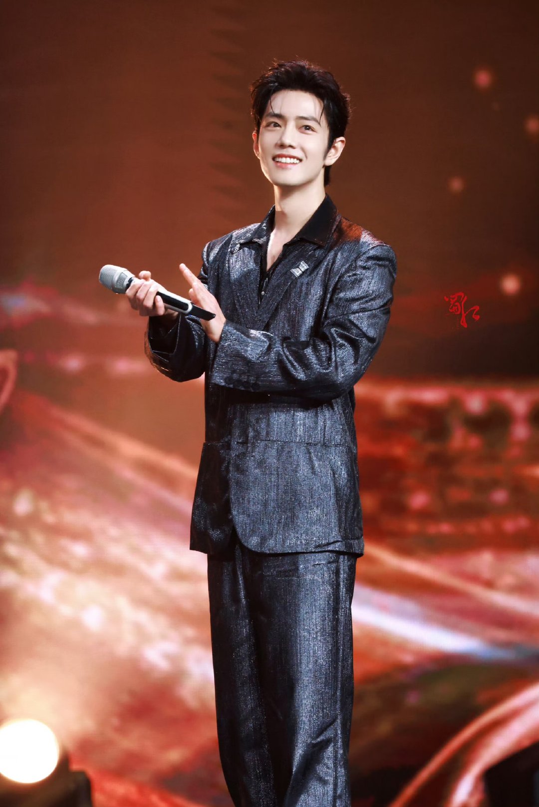 品质盛典主持人拍的肖战肖战mvp结算名场面 肖战啊啊 