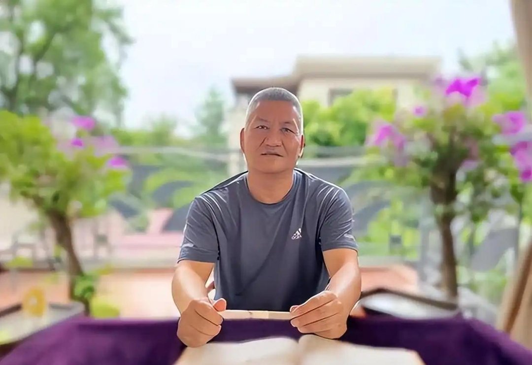 59岁梁实30次高考翻车！考前狂言550分保底，查分后气得拍凳子喝闷酒，妻子嫌丢