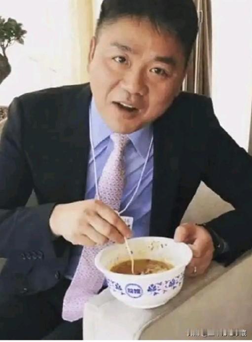 刘强东吃泡面的照片，一身深蓝色西装外套，蓝色衬衫，粉色格子领带，五官棱角分明，方