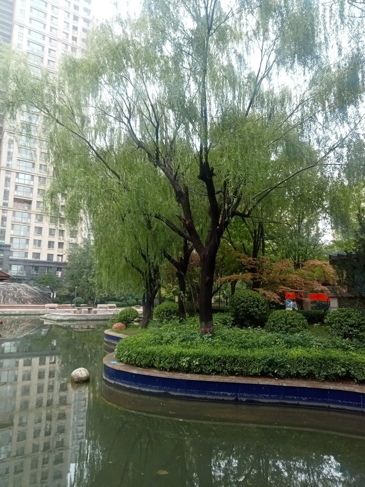 暖气热,但室温不达标是什么原因?这问题很好解决，如果暖气热自己家里不热，你到楼上