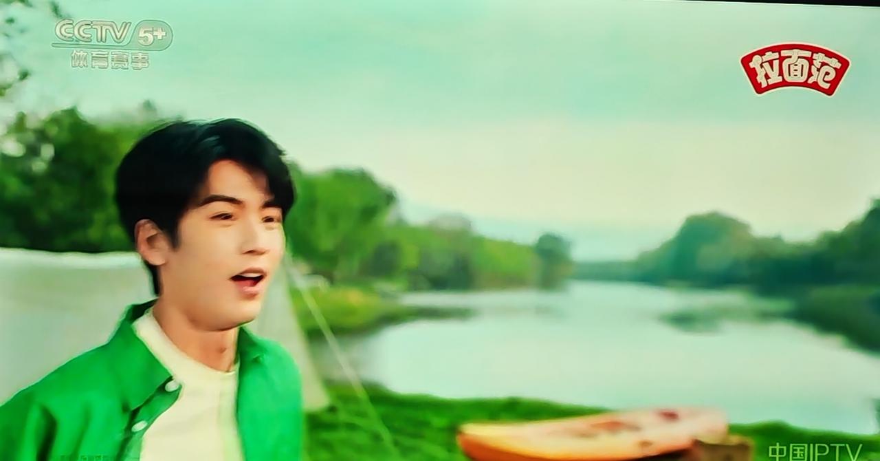 看个球赛就得忍受那些无聊至极的广告！羊奶粉、锅圈、山楂树下……现在又多了个“拉面