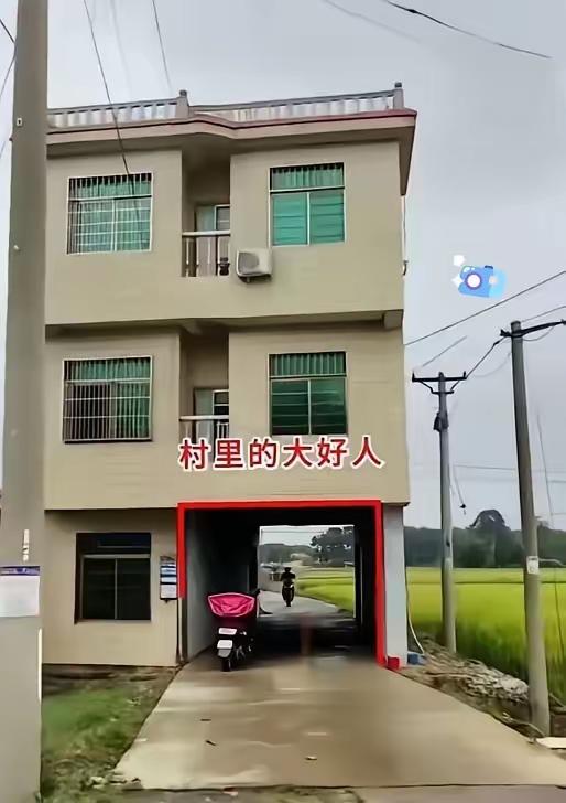 大家说这样的盖楼房合不合适？本身是一条路，这家人却把路面占为己有，虽然底下留了通