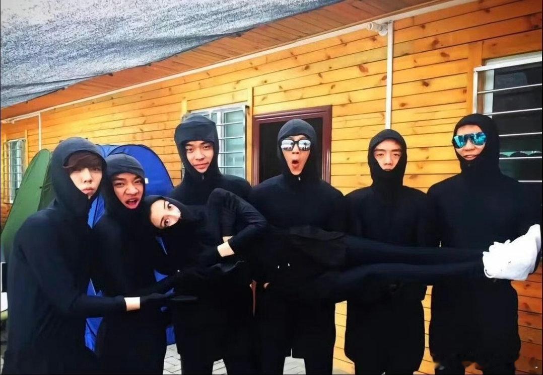 邓超给初代跑男合照签名邓超落笔签名，初代跑男合照终于全员签齐，我的青春也画上完整