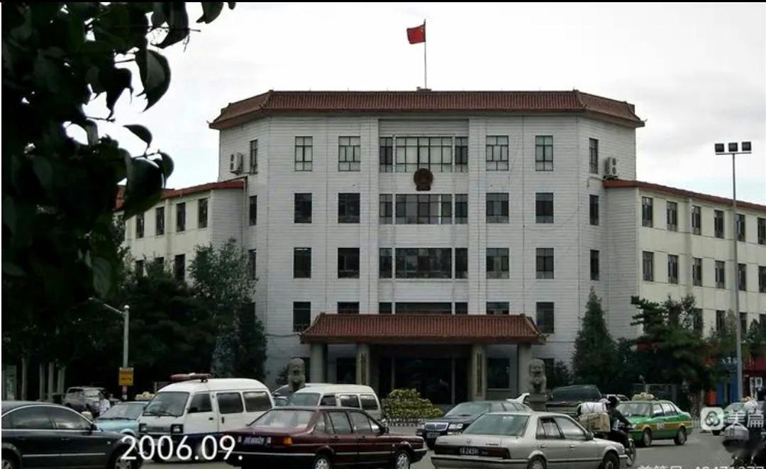 青城印记
这是2006年由郭雁平老师拍摄的位于中山东路原内蒙古自治区高级人民法院