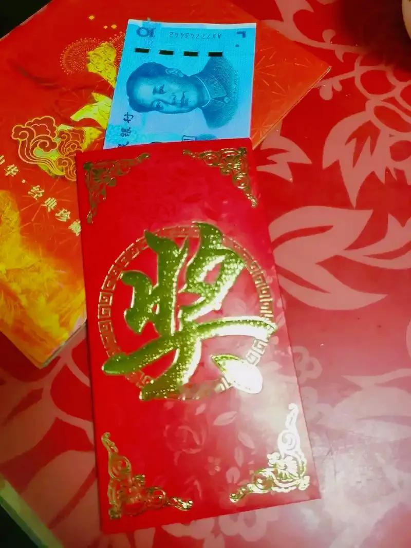 生日收了儿子2000红包，儿子生气了
隔壁阿姨说，儿子两个星期没给他们微信了以前