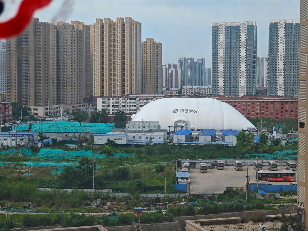 保定太先进了，气膜工地。不靠钢结构梁柱，依靠风机维持膜内外气压差，用PVDF高强