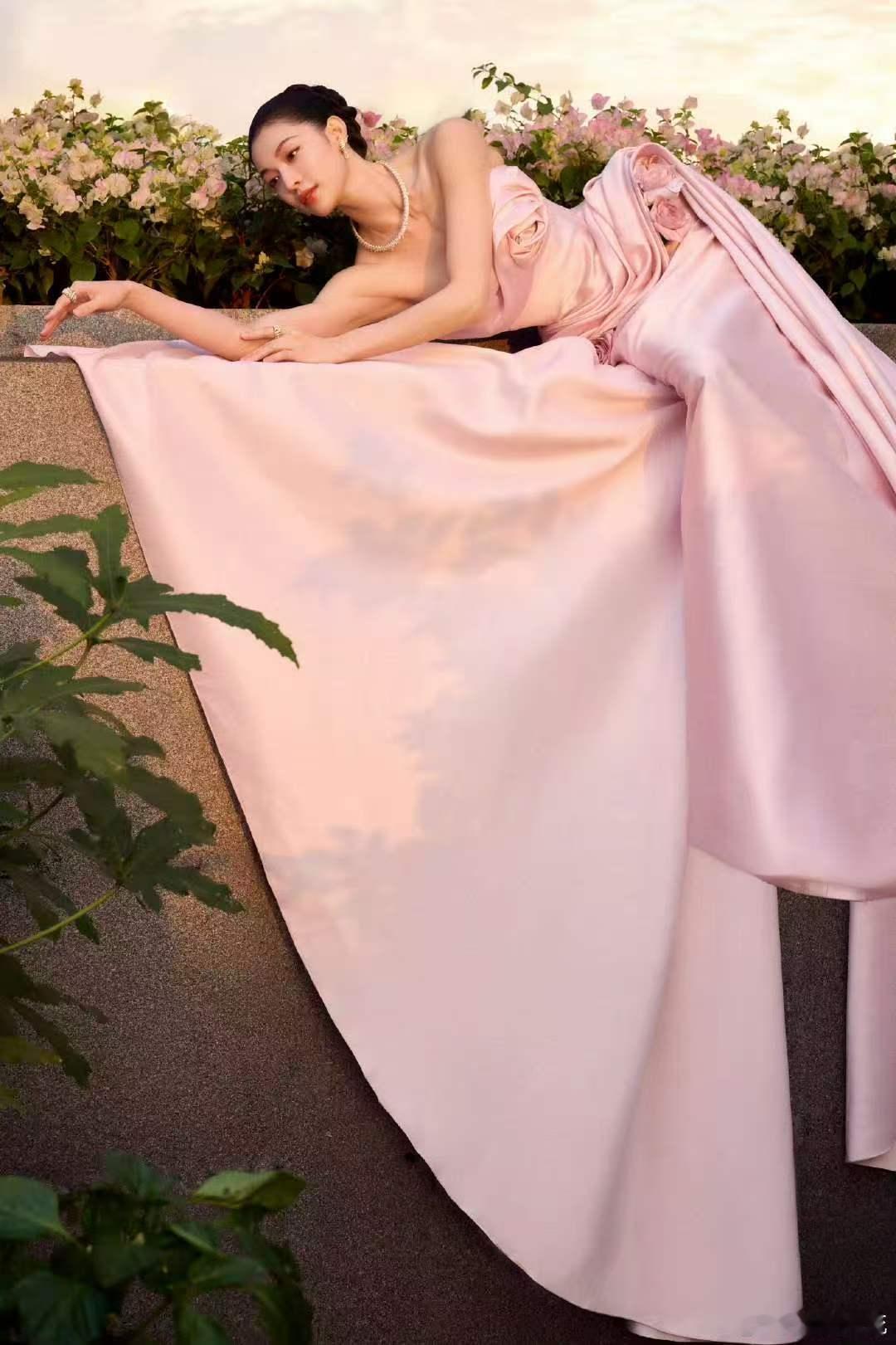 钟楚曦陈伟霆舔手蛋糕吻 两个人的每一个细节都充满了微妙的暗示，那种无法言喻的吸引