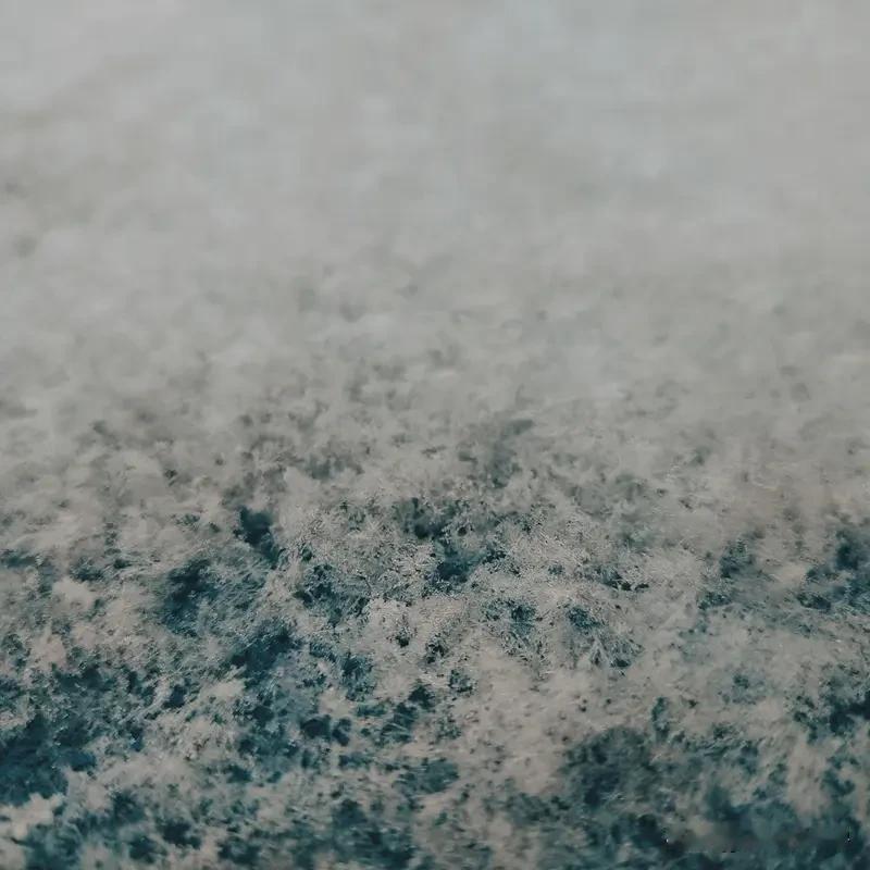 我想到“忽如一夜春风来，千树万树梨花开”这句带“雪”的诗。它出自岑参的《白雪歌送