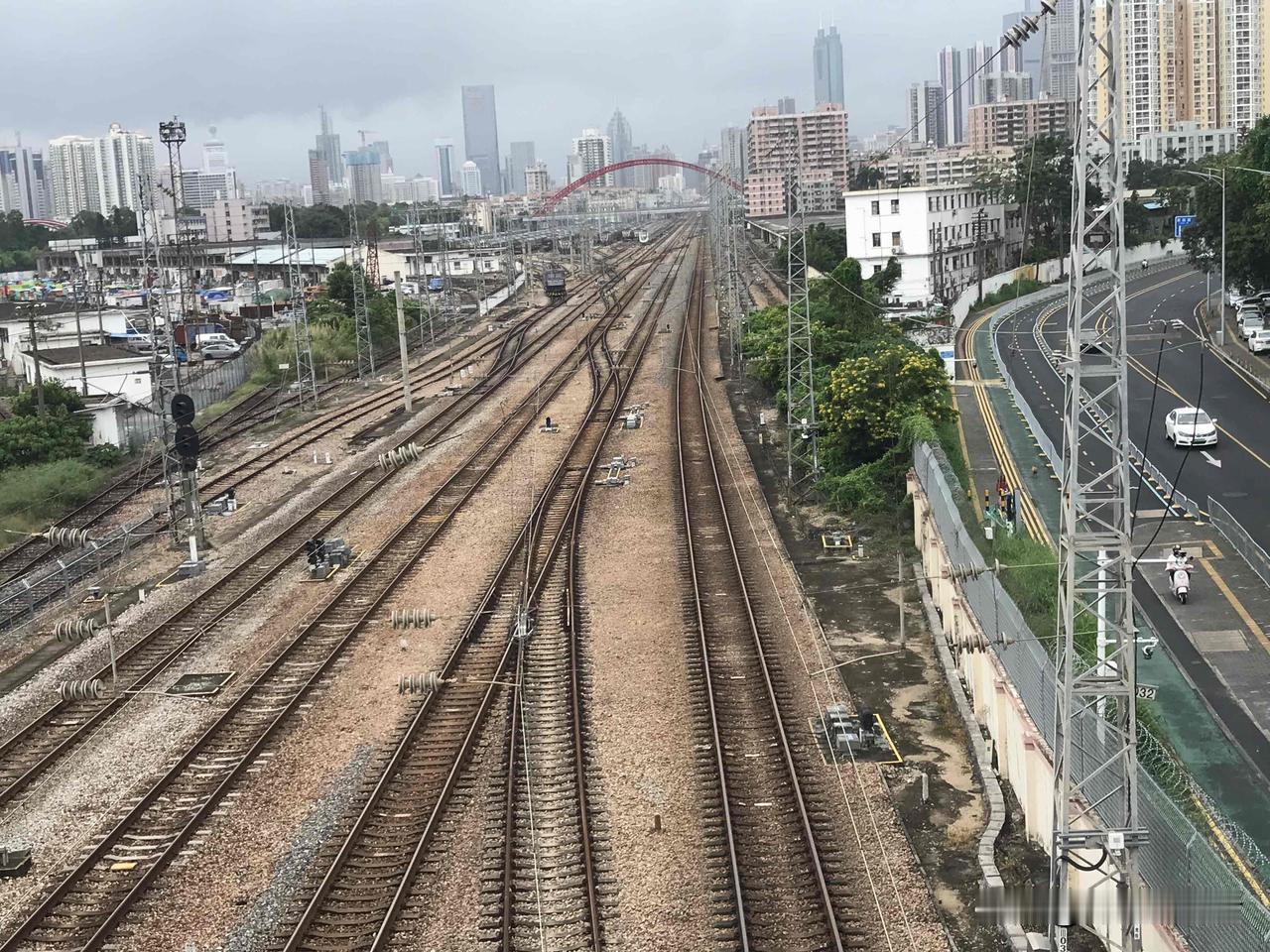 阿波罗一降临深圳，33℃，我就领教了它的威力，热浪滚滚，追着人跑。好在市内活动，