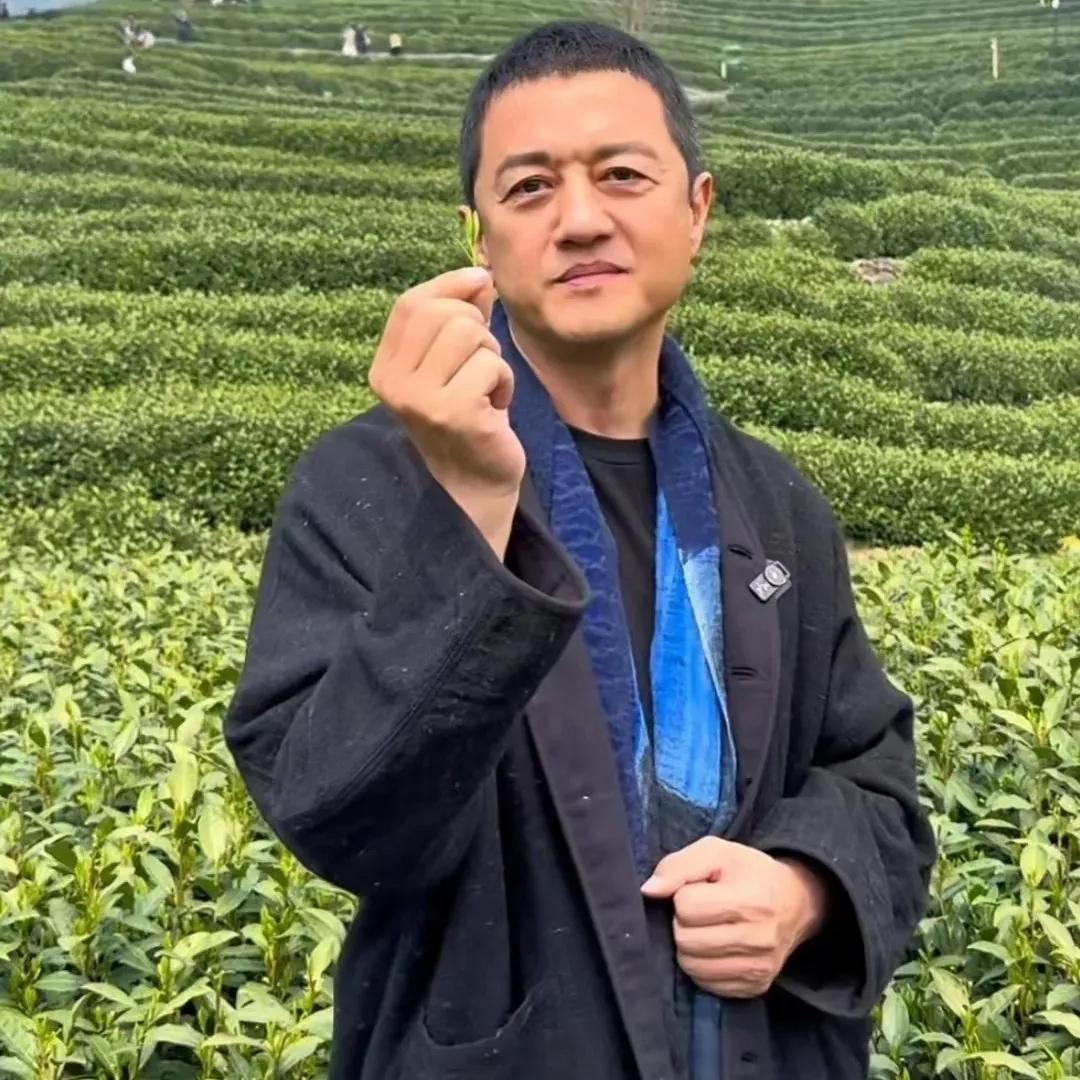 老话说相由心生
以前不信，现在信了
你看李亚鹏，年轻时的他非常帅气，整个人干净阳