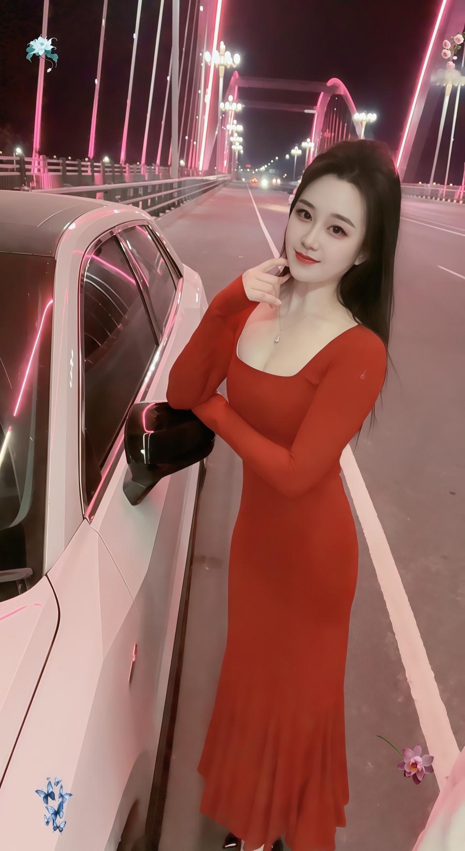 夜晚的浪漫桥上，红裙美人倚靠车旁，尽显优雅与迷人。
