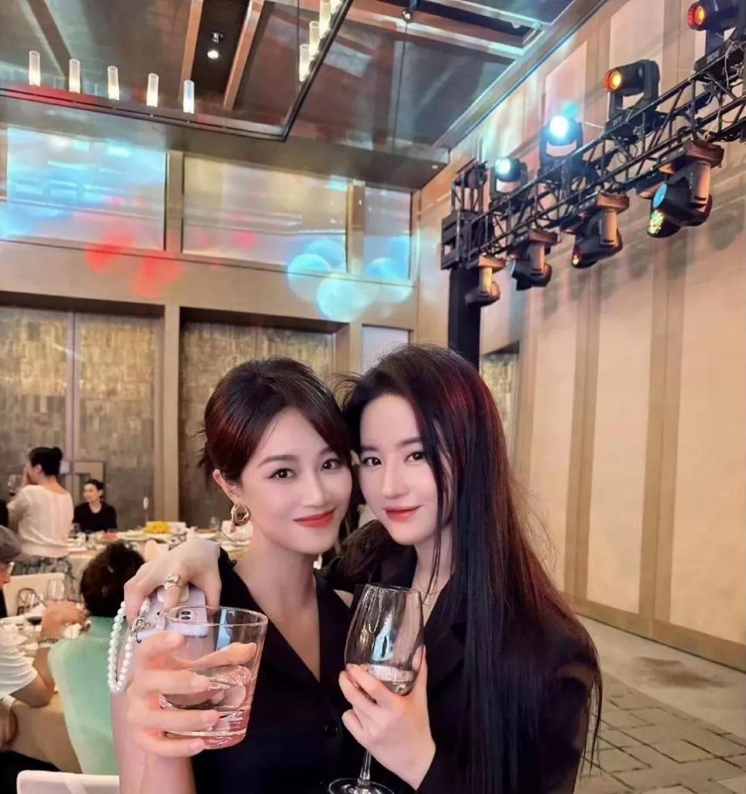 美丽不设限！青春永驻颜
蓝盈莹与刘亦菲合影，打破世俗审美！
 酒杯一碰感情深厚