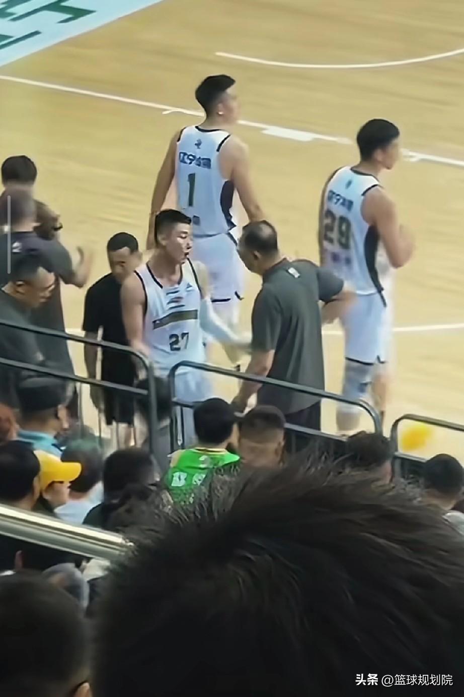什么情况！大牙和吴乃群指导爆发言语冲突！

辽宁男篮和吉林男篮的热身赛中，出现了