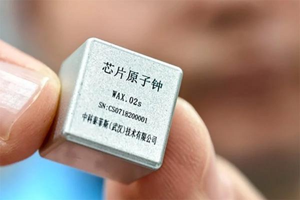 中国又搞出大动静，武汉大学团队开发出世界最小芯片原子钟！这原子钟小到啥程度？才2