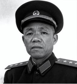 1973年12月，伟人把八名大军区司令叫到中南海。那天，他拄着拐杖，却一句寒暄都