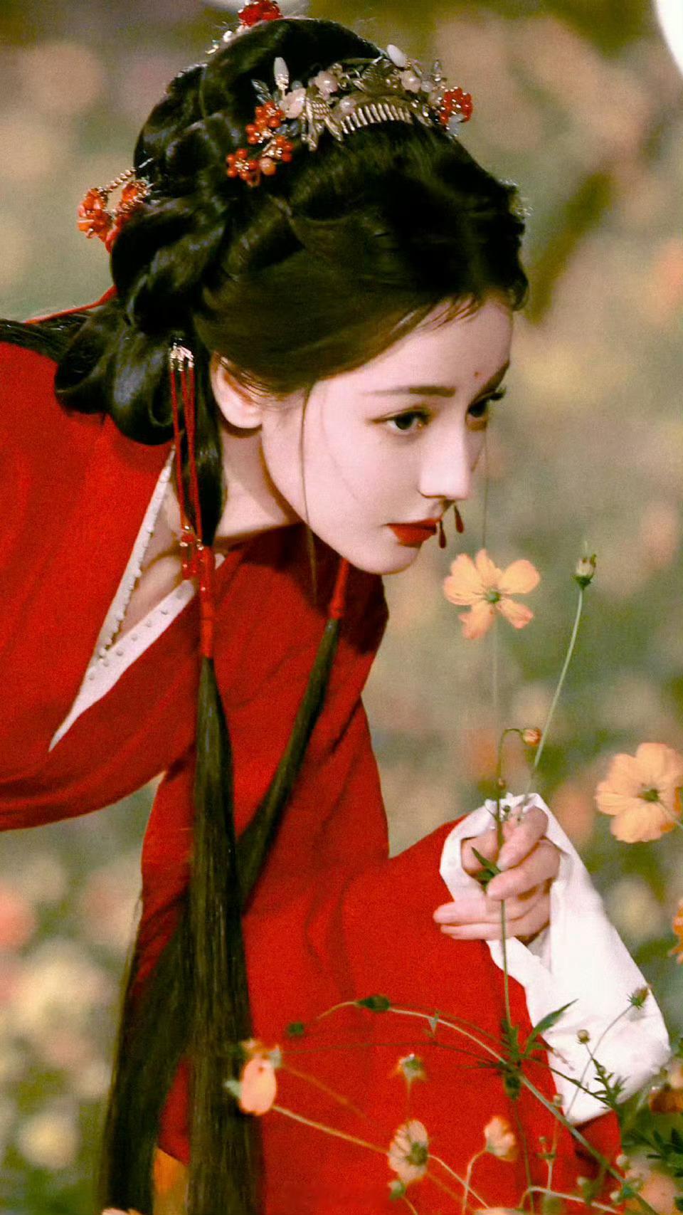 论红衣与热巴的适配度，根本没有对手我真的太想看这部剧了。期待迪丽热巴慕胥辞贺思慕