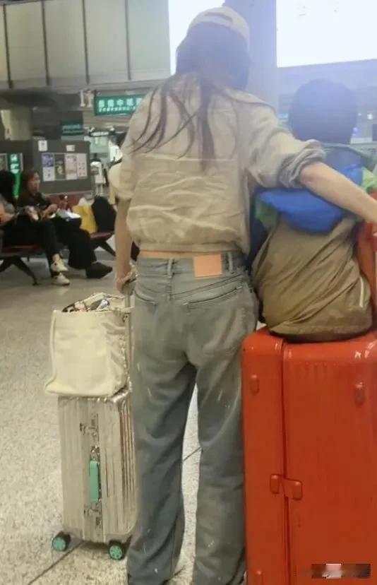杨颖，让人心酸！

近日，杨颖现身机场，有网友发了张背影图，没人提醒你是她，还真