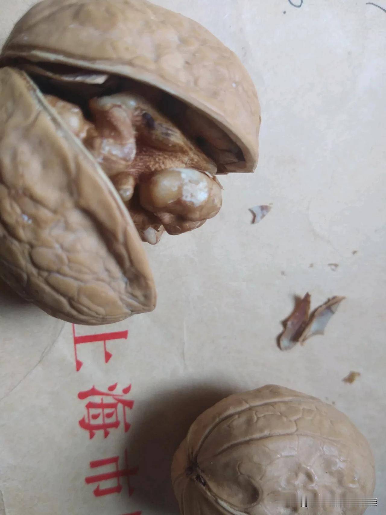 核桃健脑谁都知道，学生和脑力劳动者经常食用大有好处。平时我们把核桃肉吃了，核桃壳
