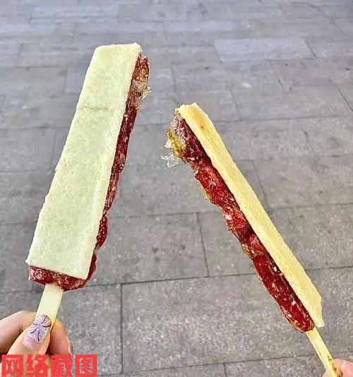 奶皮子糖葫芦成新宠。

如今它是小吃摊位上最受欢迎的小吃，白色奶皮加上小水果，独