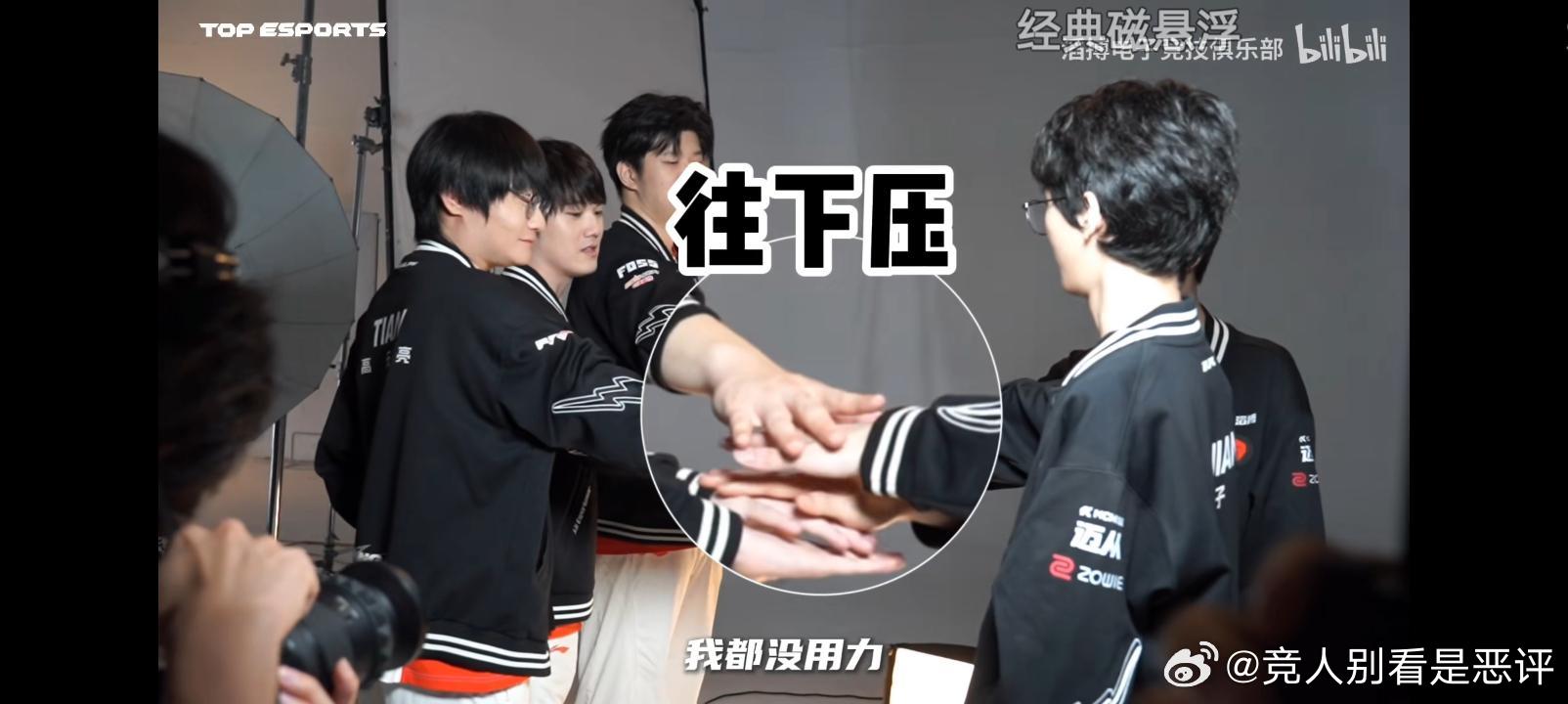 12541 大大方方摸哥哥手 