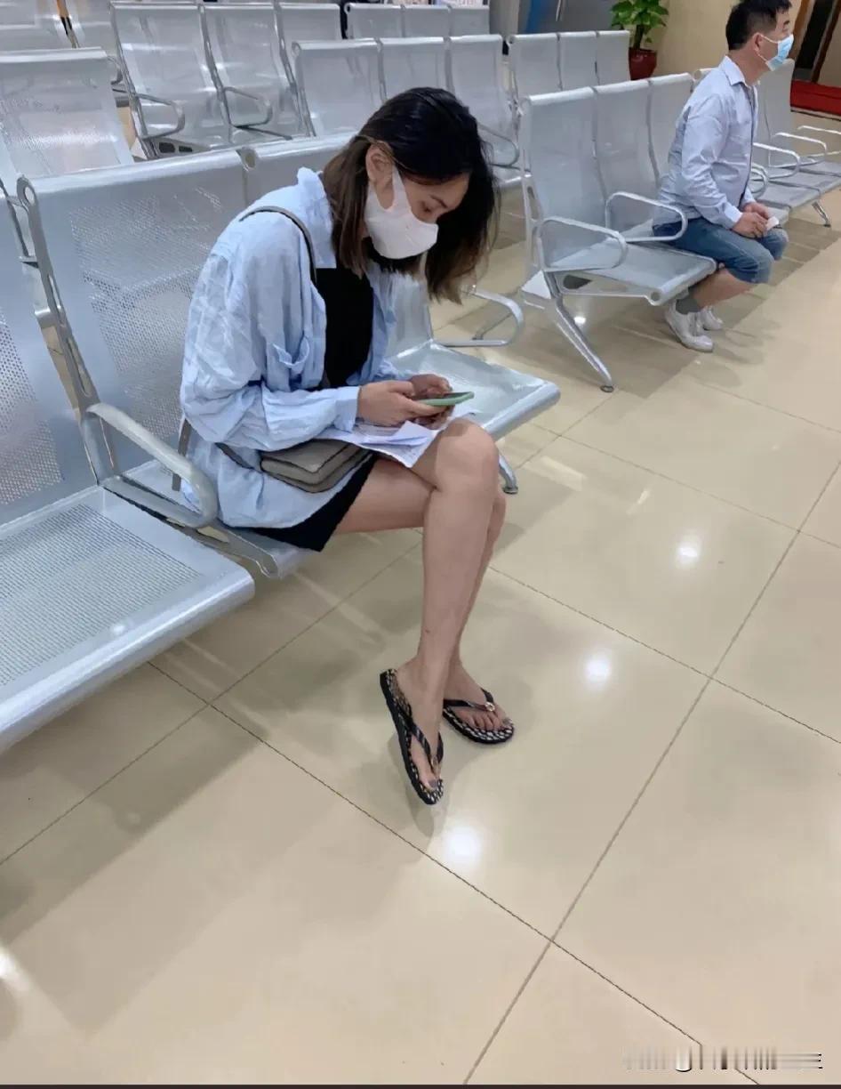 脱鞋也能穿出这种风情，服了！[害羞]