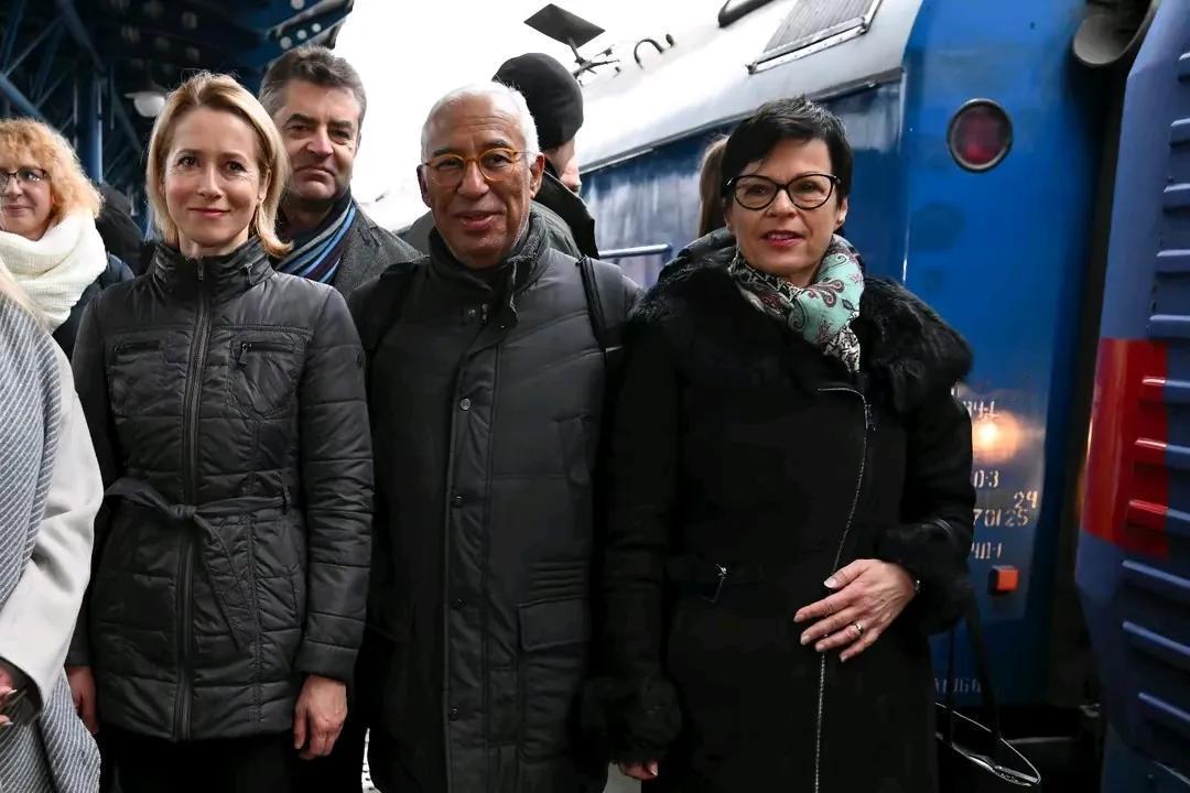 上任第一天，不是赶紧劝和促谈，而是赶快跑到基辅去，表达对乌克兰的支持。
就在12