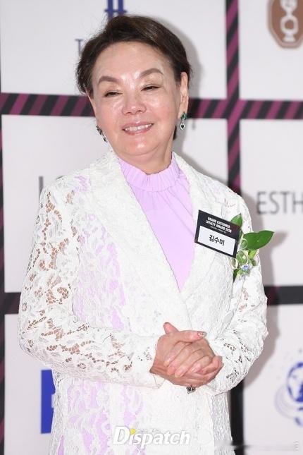 韩国元老级演员#金守美逝世#，享年75岁。25日上午，金守美因心脏骤停被送往首尔