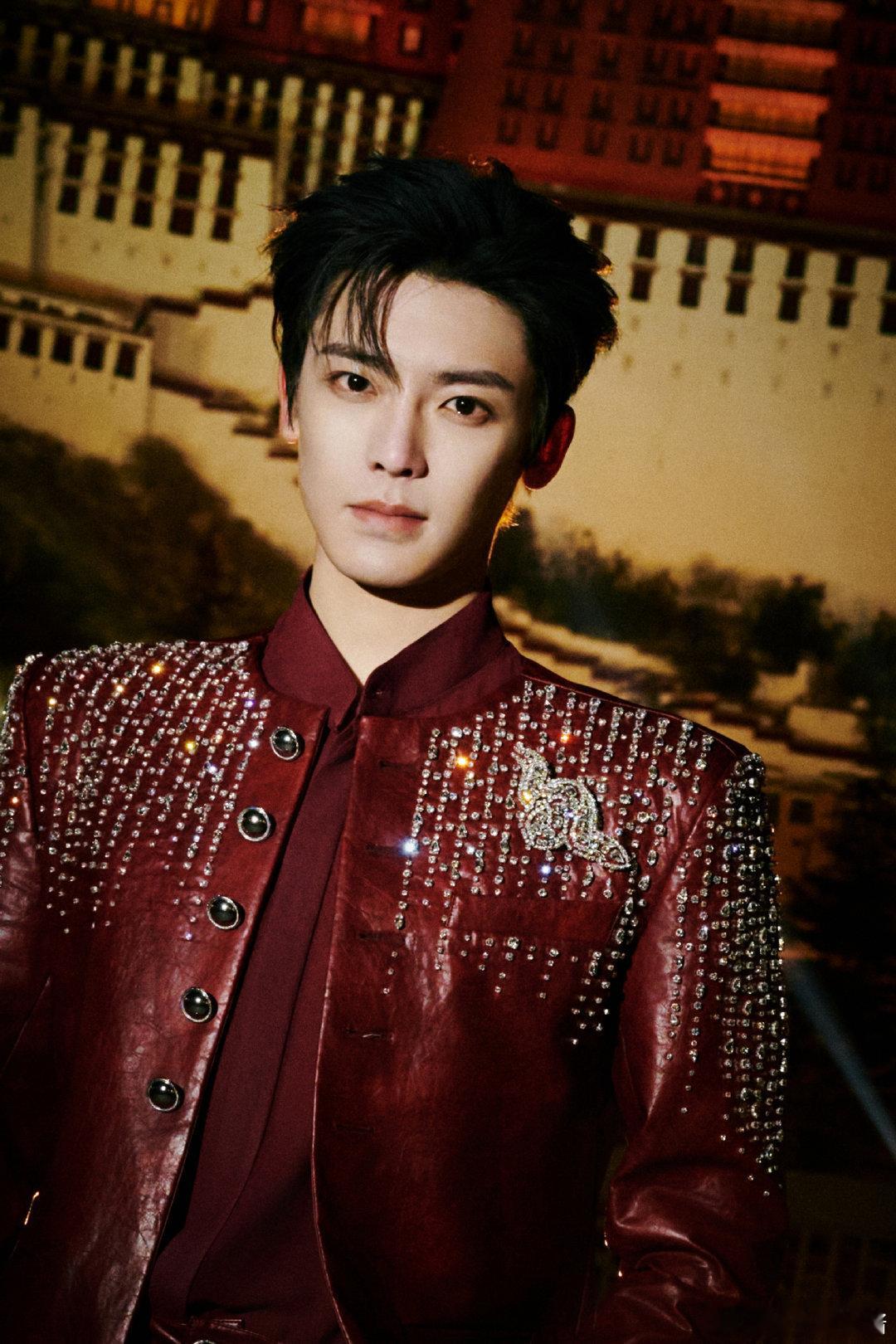 家人们，侯明昊这央视春晚造型直接封神！一身全红满钻皮衣，在布达拉宫前闪到离谱，谁