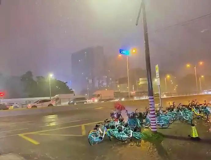 台风巴威来袭，我肯定会乖乖待在家里。就像沈阳那次，台风巴威北上带来特大暴雨，7月
