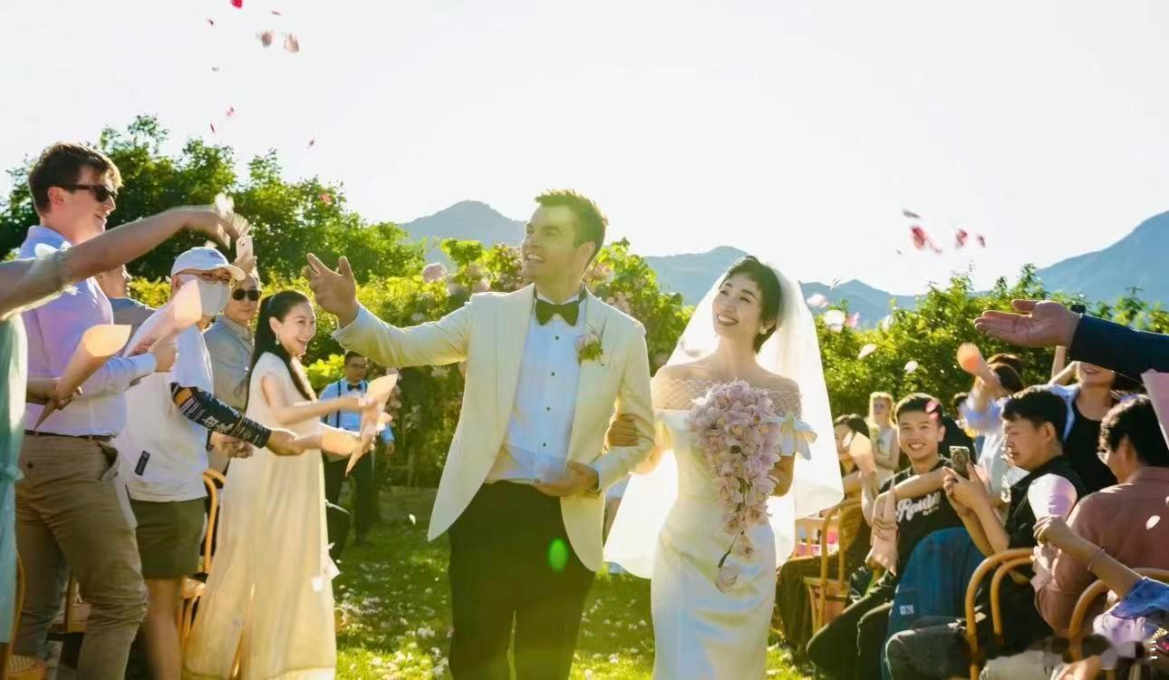 小鹿老公在三个女生中间挨个哄姐姐当家 本来是开开心心准备漫才表演，结果状况百出，