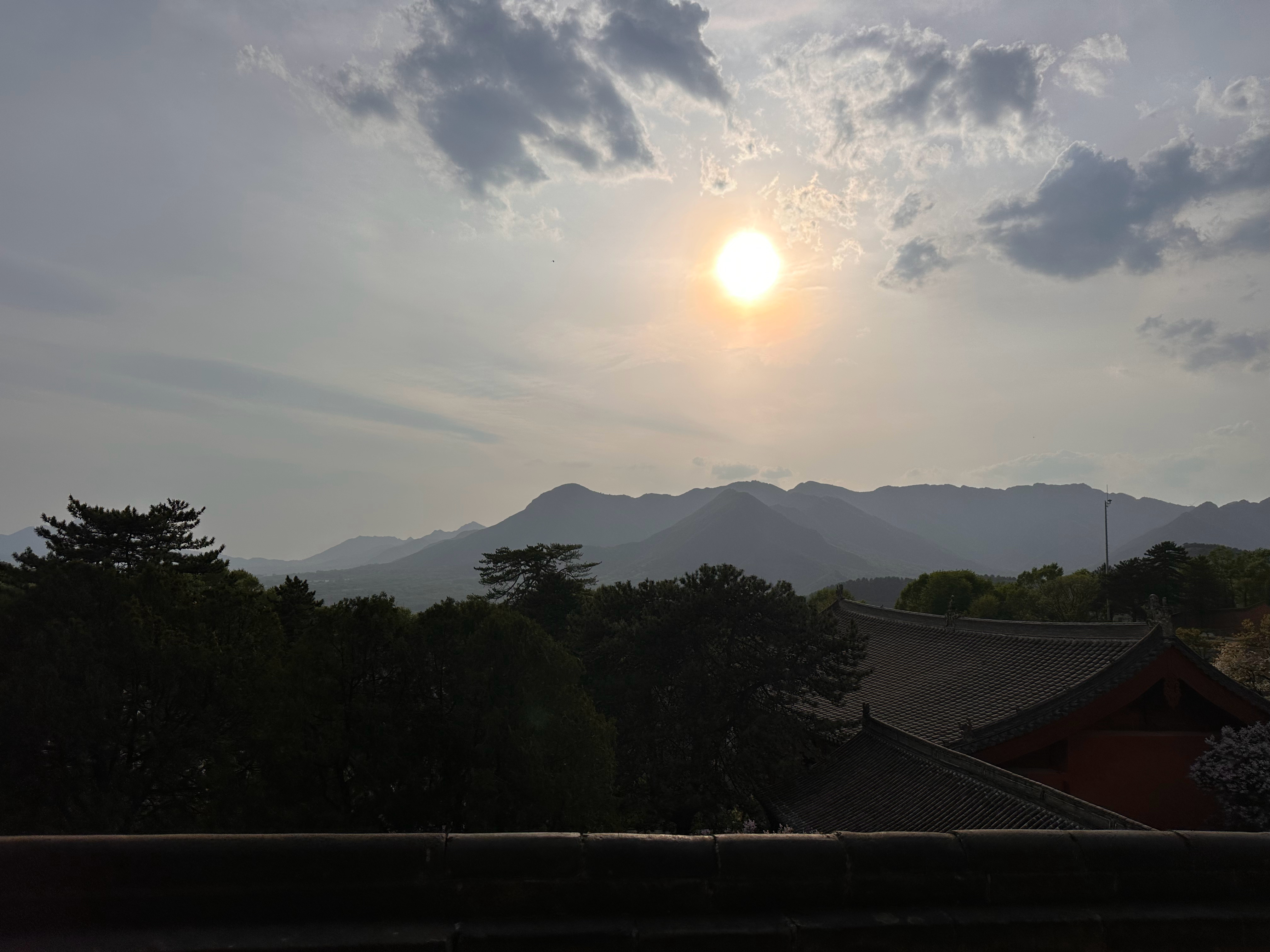 1佛光寺东大殿十六观想“日想观”之景，2佛光寺丁香花事，这个季节来佛光寺会被满院