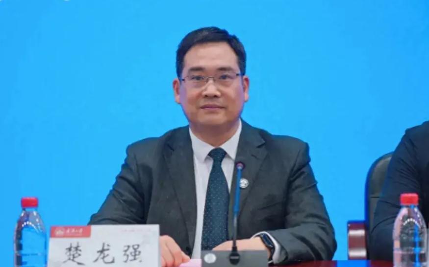 武汉大学这事办得真够憋屈

图书馆风波闹这么大，
校方就发了个通告。
最该说话的