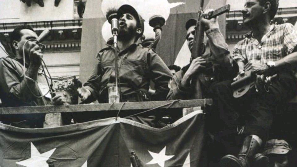 卡斯特罗真是个传奇人物，堪称“命硬之王”。他一生竟躲过638次暗杀，这概率低得离