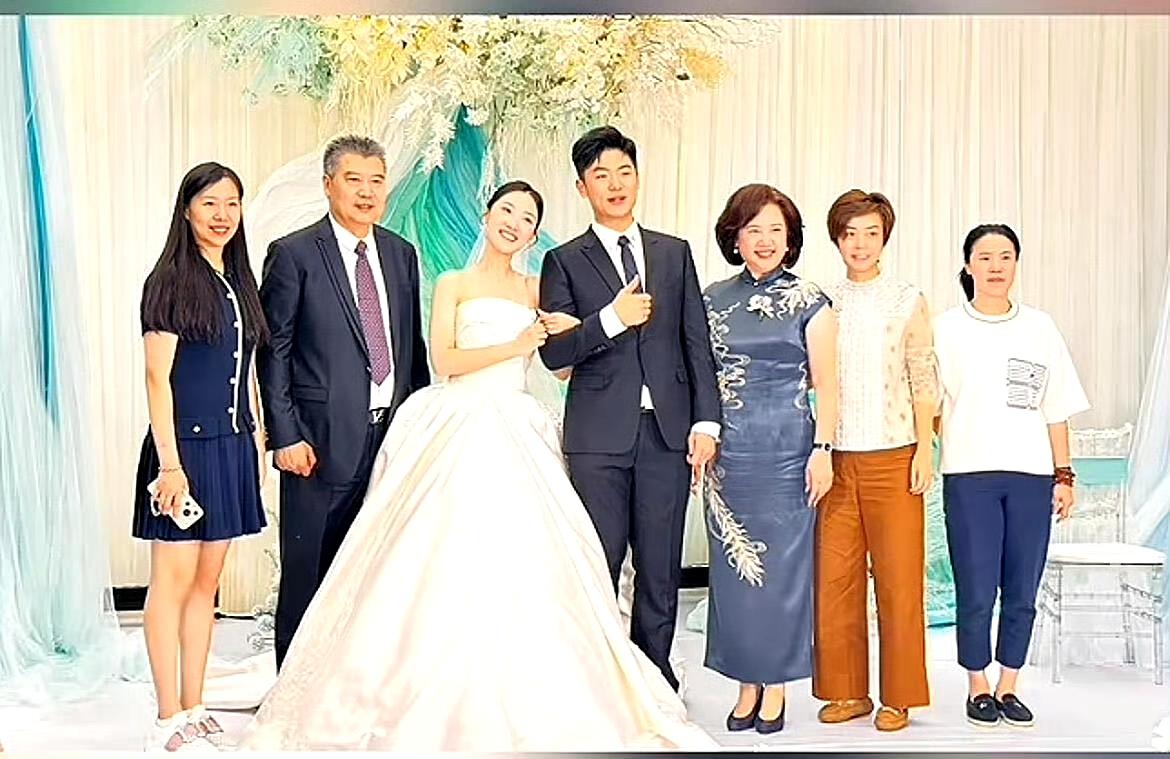 看这张合影照[赞][笑哭]！
国乒李隼指导的女儿大婚，他的三个大满贯弟子张怡宁、