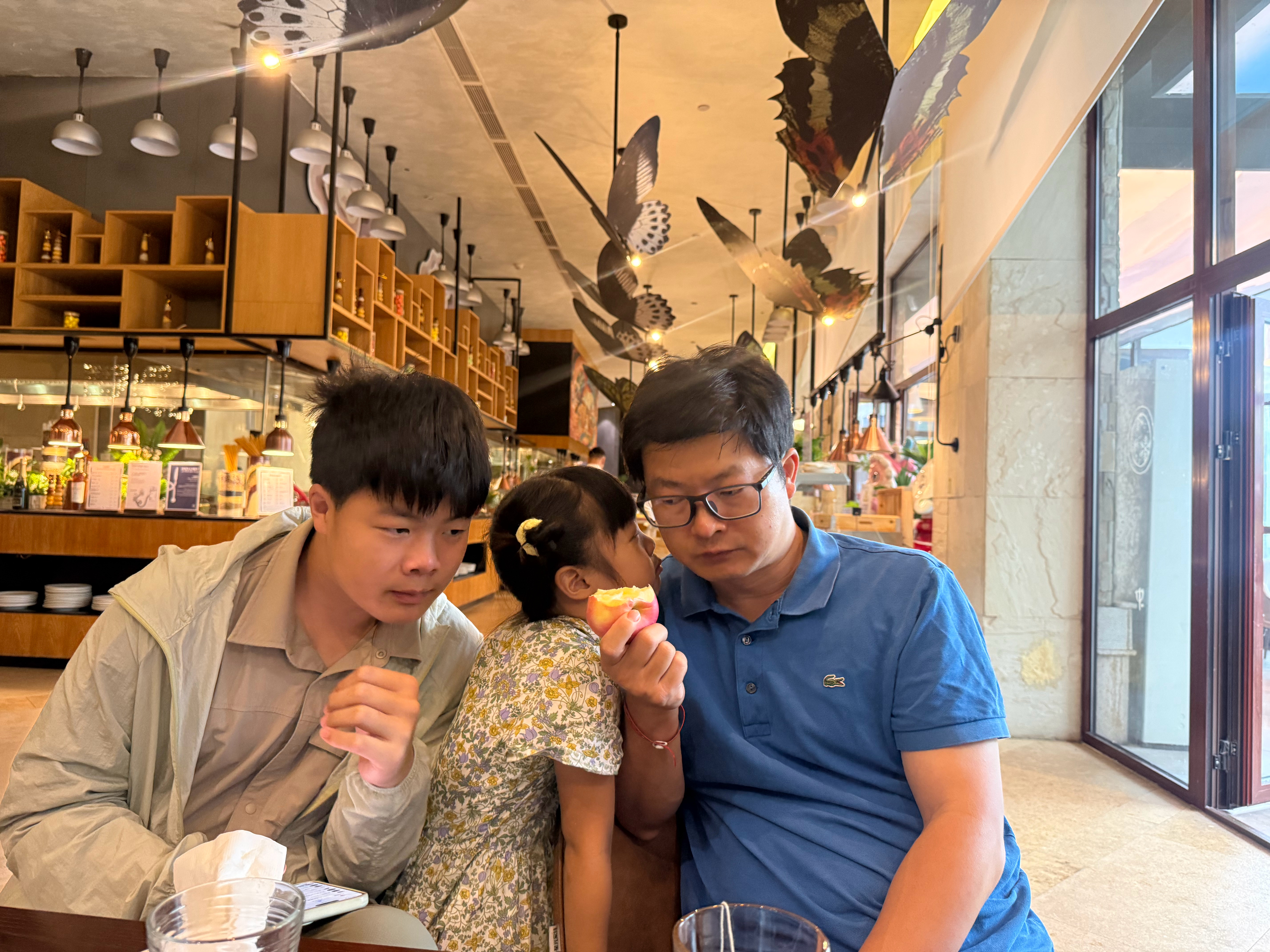 毛毛想给自己换个年龄她跟小陈说：以后我就是六岁好吗？因为这里的mini club