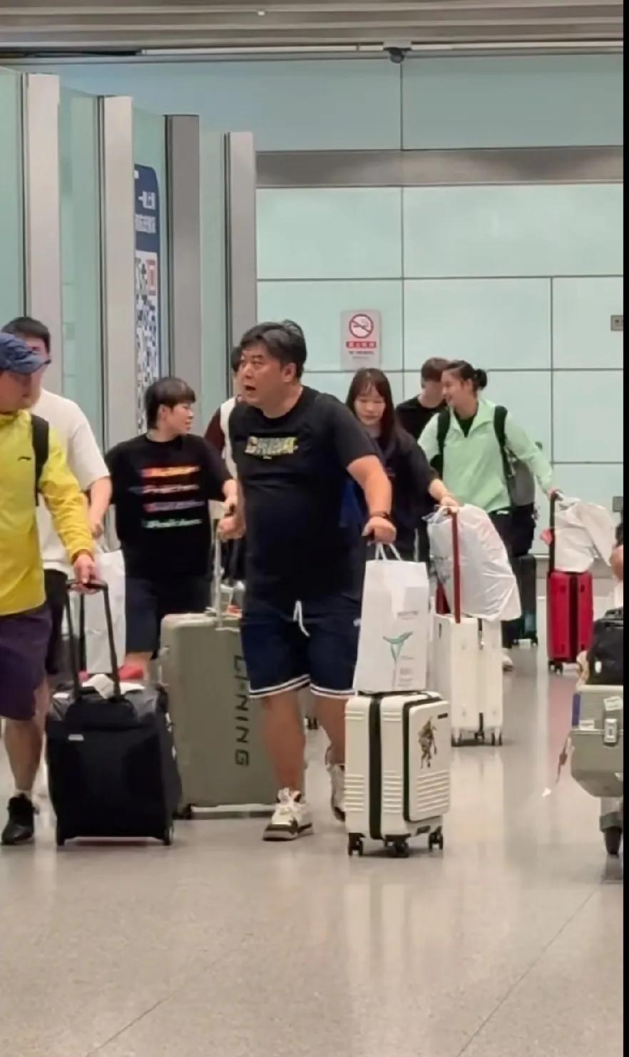 刚刷到国乒从日本飞回北京的现场，王曼昱、王艺迪、石洵瑶、蒯曼，连给莎莎当陪练的小