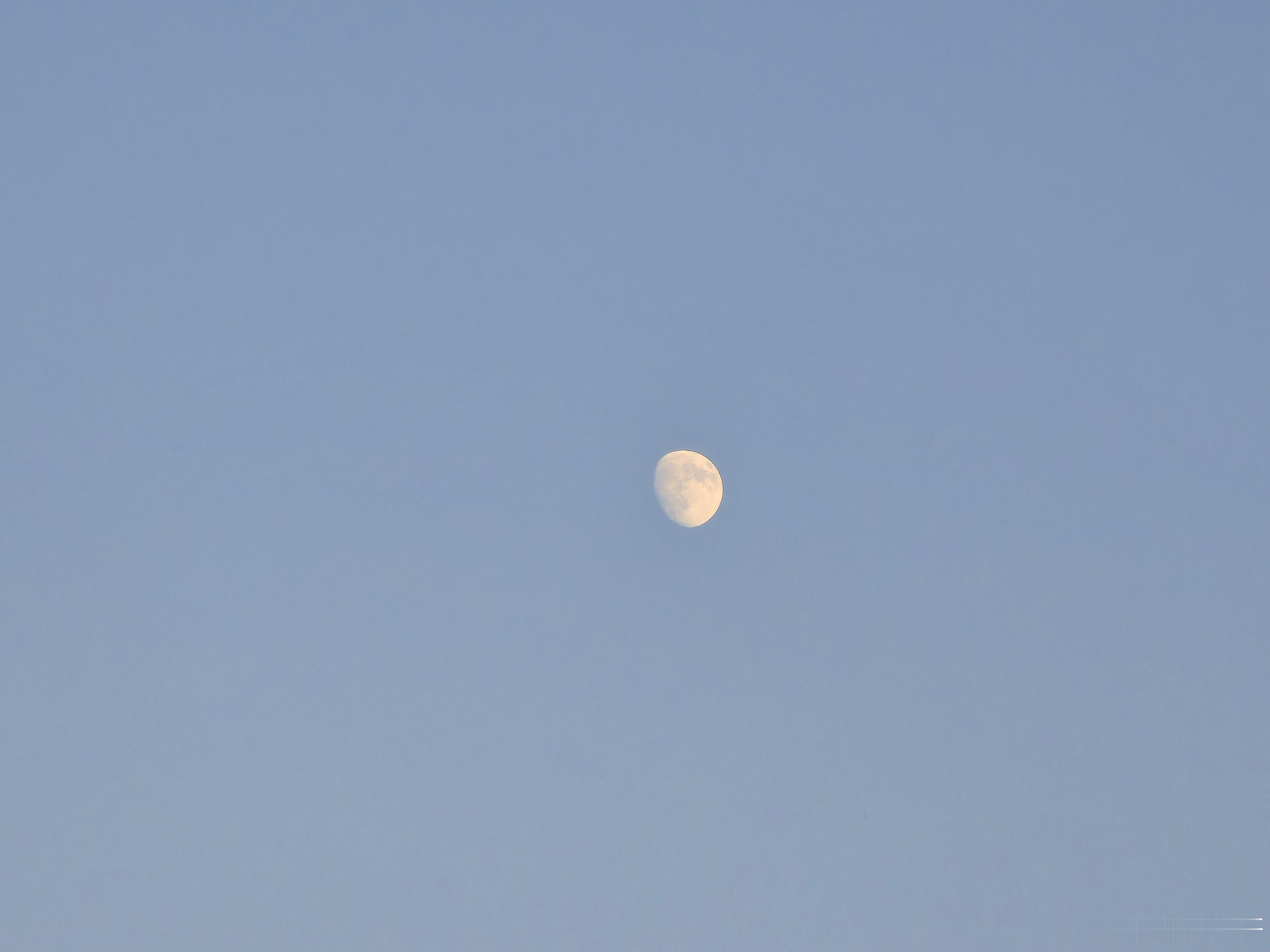 这月亮出来的真早啊。 ​​​