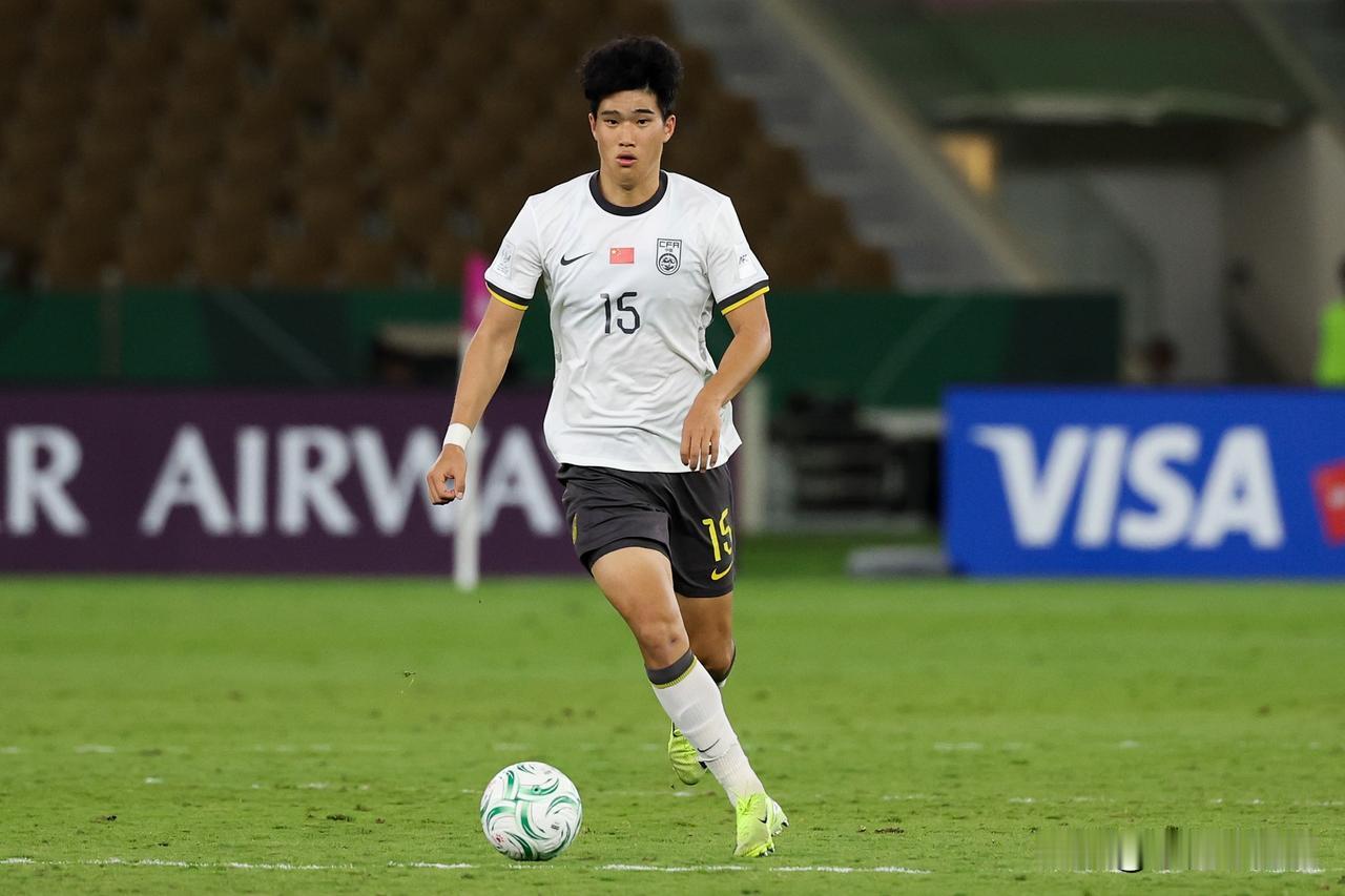 彭啸也成为水涨船高的香饽饽。
国安许下北京户口，海港开出1000万报价。
u23