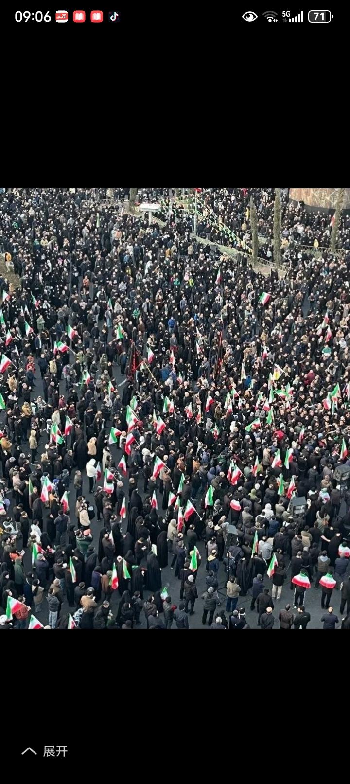 伊朗人民愤怒了，德黑兰街头涌现大批人群举旗呐喊。为死去的同胞伸冤，哈梅内伊的死，