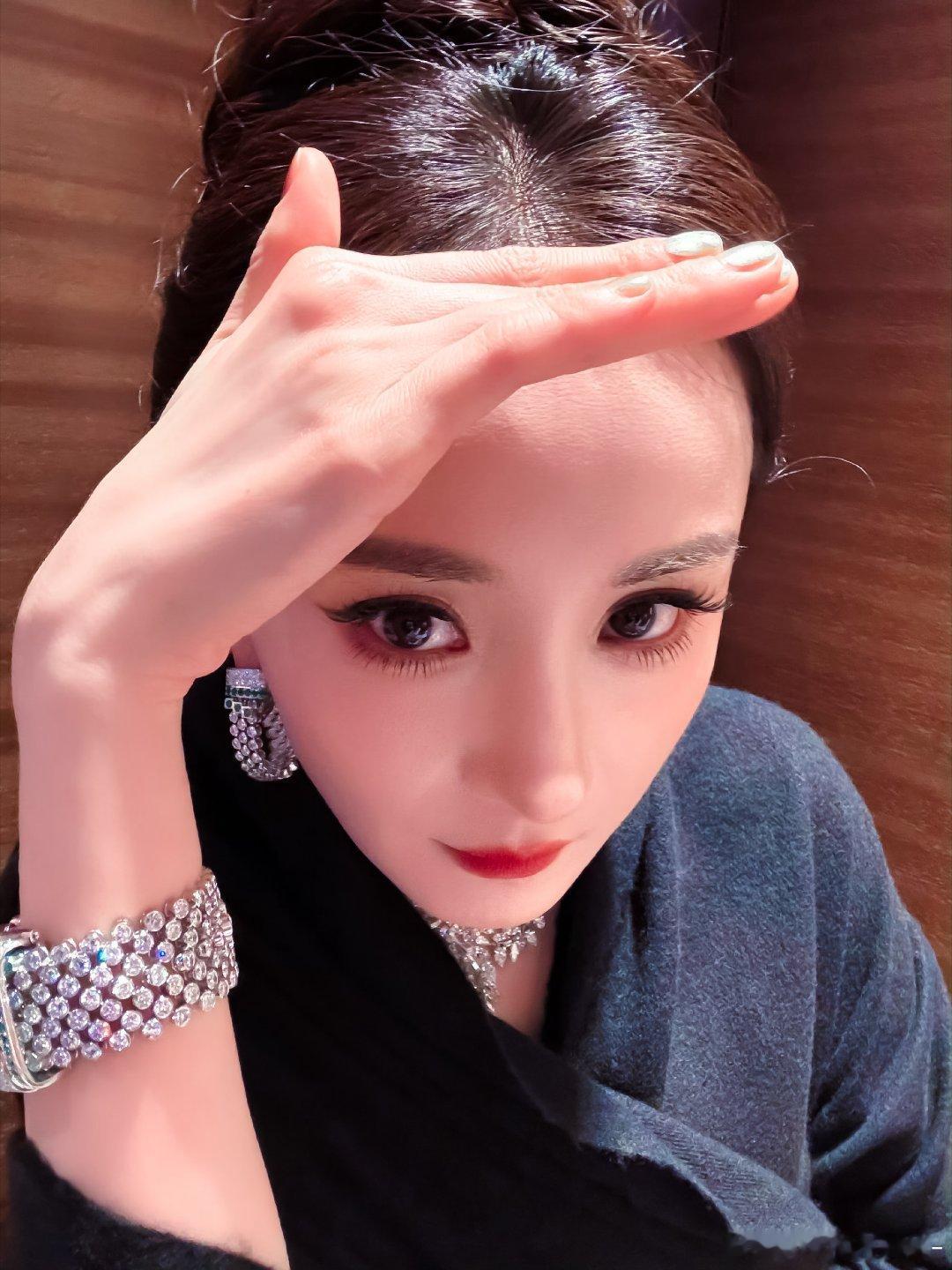 杨幂杨幂末路狂花ym 杨幂公牛品牌全球代言人 “在时间飞逝的世间 唯有爱意可以永