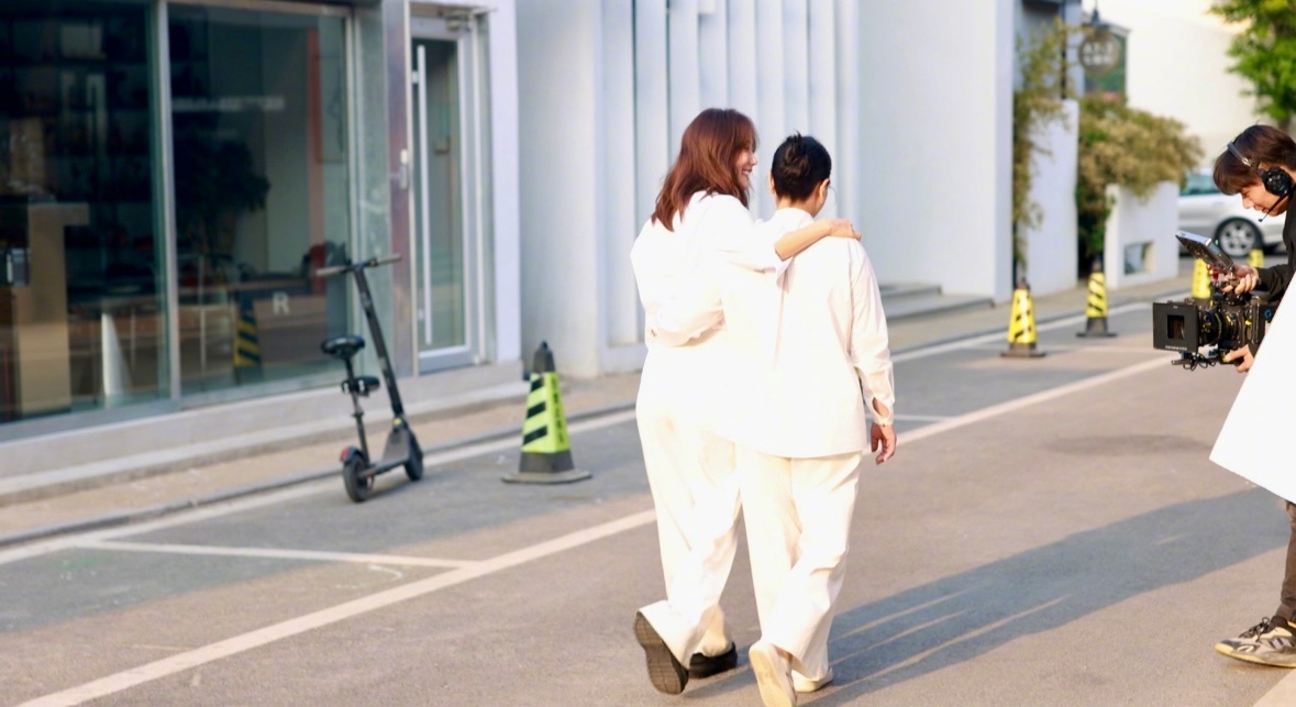 #王珞丹和妈妈夕阳下牵手# 王珞丹和妈妈物料拍摄路透，夕阳下🌇都是一身休闲白色