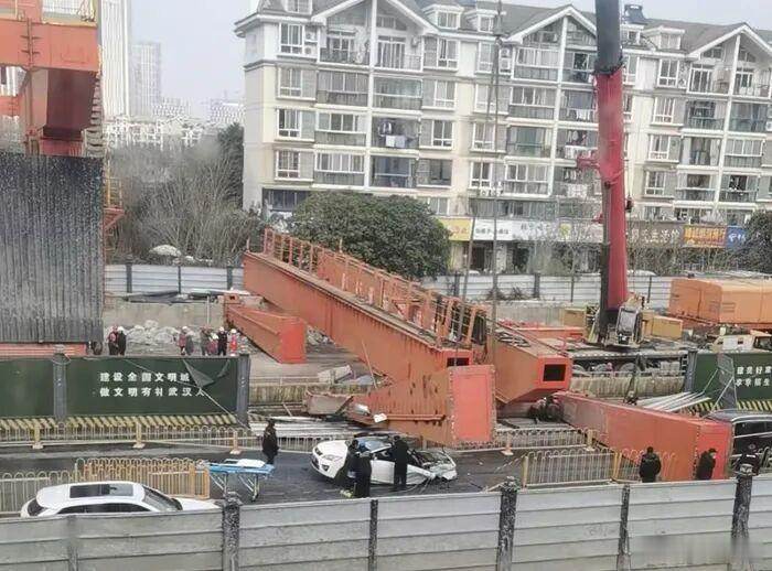 武汉龙门吊倒塌事故致1死1伤【武汉龙门吊倒塌砸中汽车致1人死亡】据武汉应急管理局