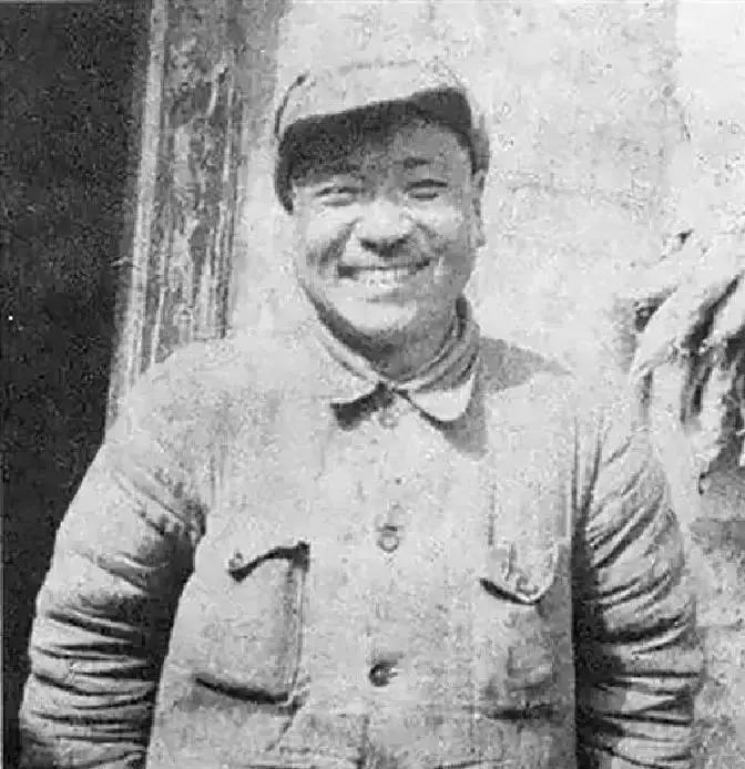 1945年，地下党员袁殊被军统授中将军衔，戴笠准备亲自接见他，组织上却指示：“你