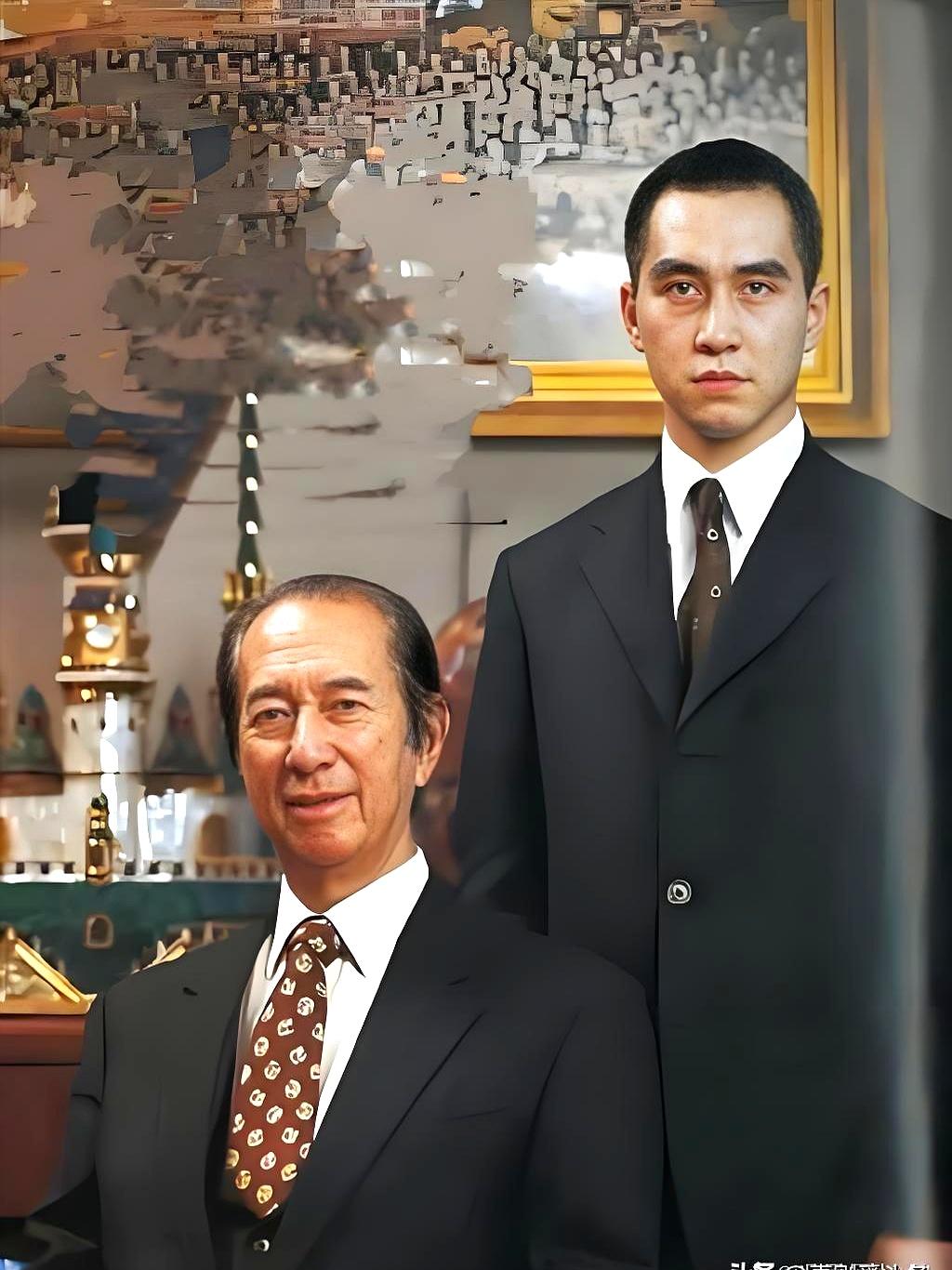 提起何鸿燊一家，大家总爱盯着谁最像他。
说白了，四房幼子何猷君因为长相太像，常常